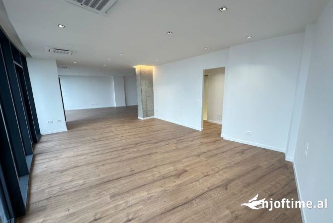 Ambiente Commerciale in Affitto 3+1 a Tirana - 1,500 Euro