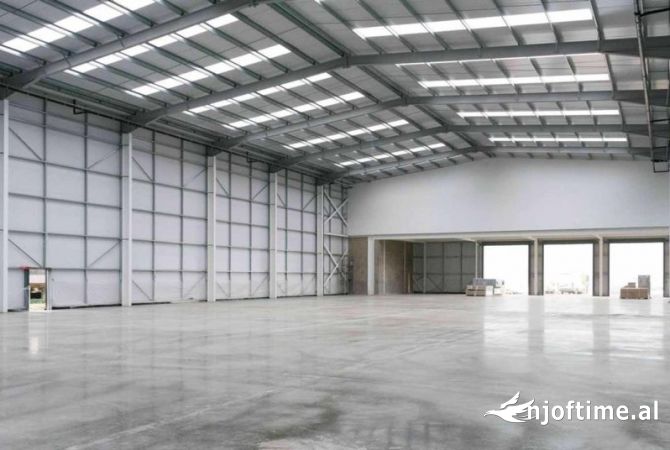 Ambiente Commerciale in Affitto 4+1 a Tirana - 8,500 Euro