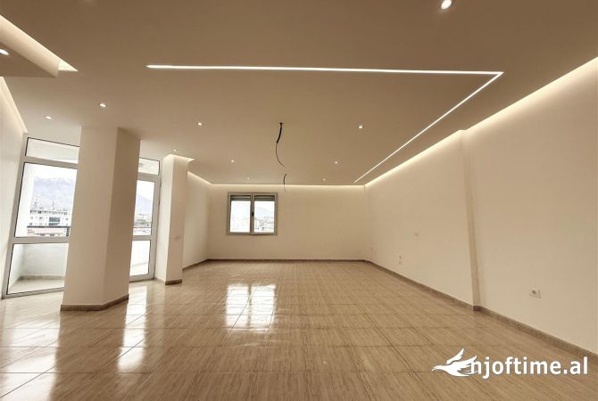 Ambiente Commerciale in Affitto 3+1 a Tirana - 1,700 Euro