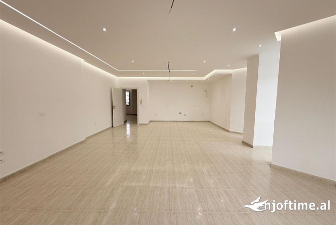 Ambiente Commerciale in Affitto 3+1 a Tirana - 1,700 Euro