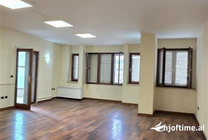 Ambiente Commerciale in Affitto 3+1 a Tirana - 2,000 Euro