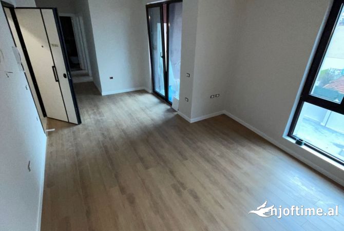 Ambiente Commerciale in Affitto 3+1 a Tirana - 680 Euro