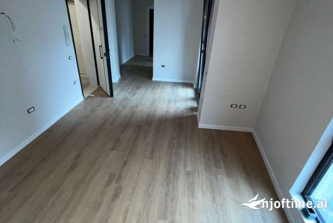 Ambiente Commerciale in Affitto 3+1 a Tirana - 680 Euro
