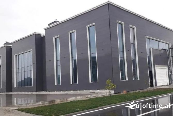 Ambiente Commerciale in Affitto 4+1 a Tirana - 8,750 Euro