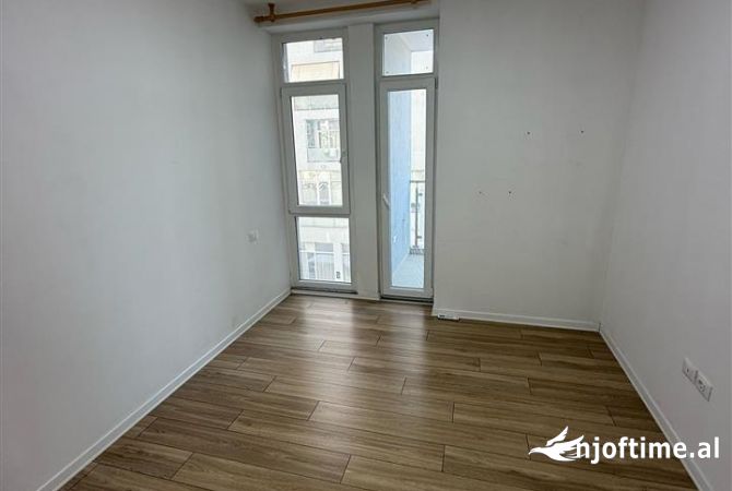 Ambiente Commerciale in Affitto 3+1 a Tirana - 1,500 Euro