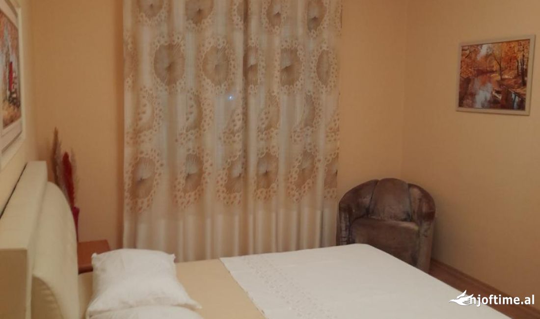 Shtepi me qera Apartament ne Tirane, 2+1, Mobilimi E mobiluar, Pagesa 550  Euro.