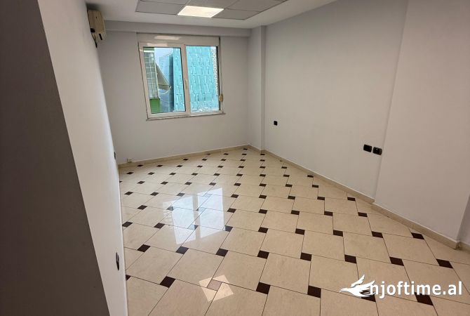 Ambiente Commerciale in Affitto 3+1 a Tirana - 1,300 Euro