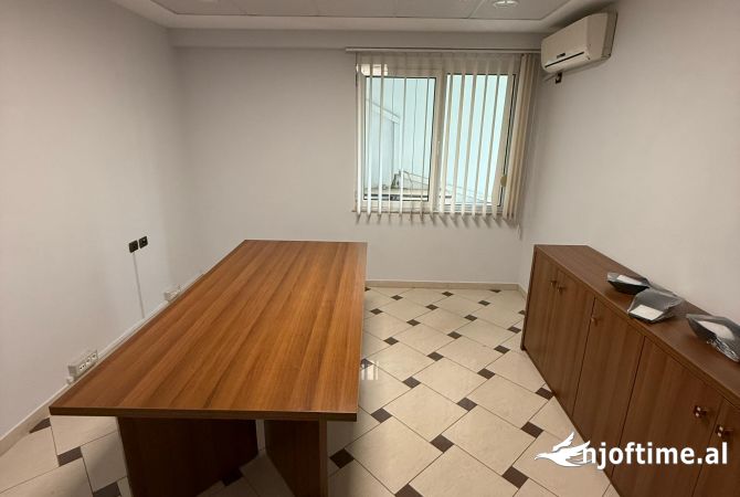 Ambiente Commerciale in Affitto 3+1 a Tirana - 1,300 Euro