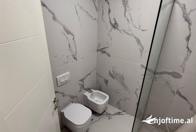 Ambiente Commerciale in Affitto 3+1 a Tirana - 1,500 Euro