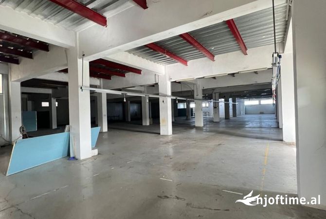 Ambiente Commerciale in Affitto 4+1 a Tirana - 1,800 Euro