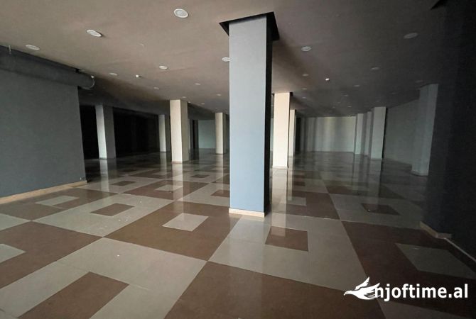 Ambiente Commerciale in Affitto 4+1 a Tirana - 2,625 Euro