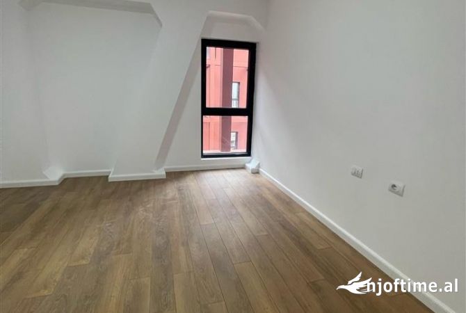 Ambiente Commerciale in Affitto 3+1 a Tirana - 1,450 Euro