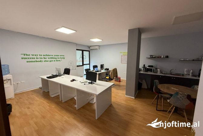Ambiente Commerciale in Affitto 3+1 a Tirana - 1,200 Euro