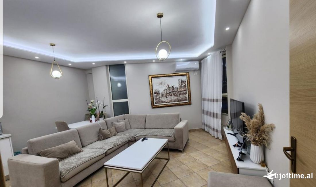 Shtepi ne shitje Apartament ne Tirane, 1+1, Mobilimi E mobiluar, Pagesa 93,000  Euro.