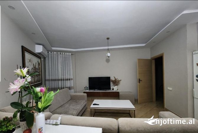 Shtepi ne shitje Apartament ne Tirane, 1+1, Mobilimi E mobiluar, Pagesa 93,000  Euro.