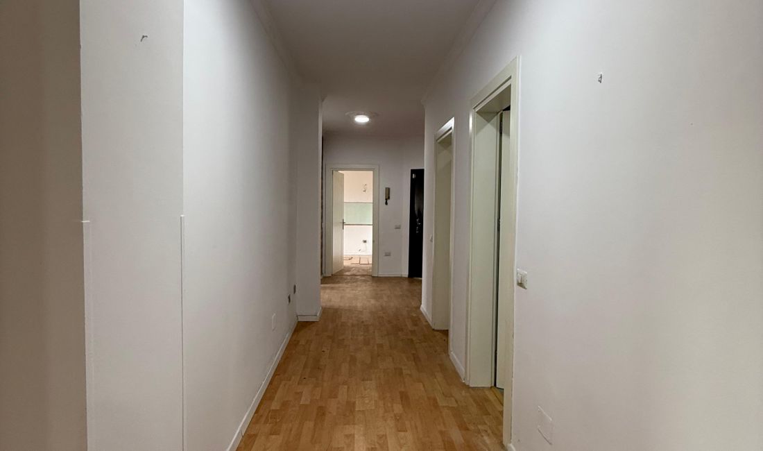 Appartamento in affitto a Tirana 4+1, Vuoto