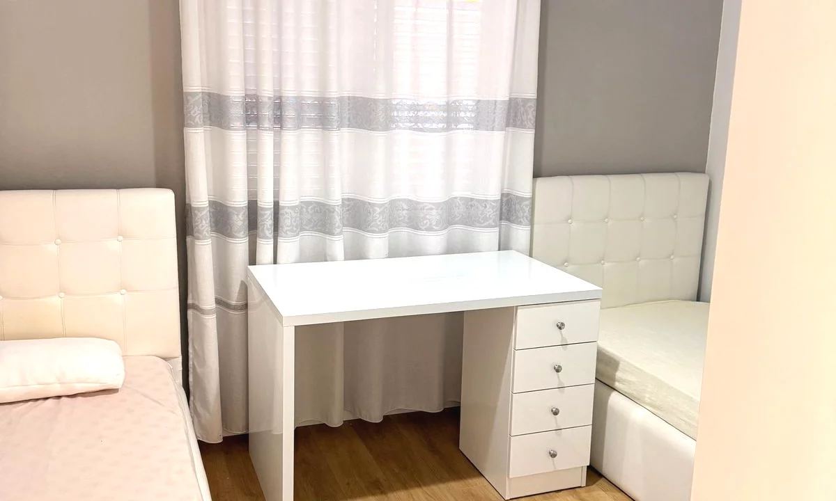 Shtepi ne shitje Apartament ne Tirane, 2+1, Mobilimi E mobiluar, Pagesa 15,000,000  Leke.