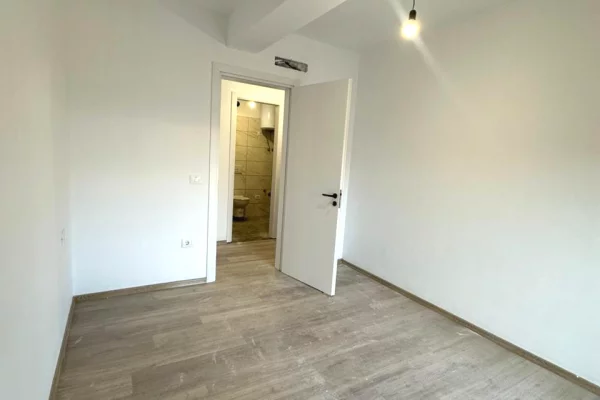 Shtepi ne shitje Apartament ne Tirane, 2+1, Mobilimi Bosh, pa mobiluar, Pagesa 183,000  Euro.