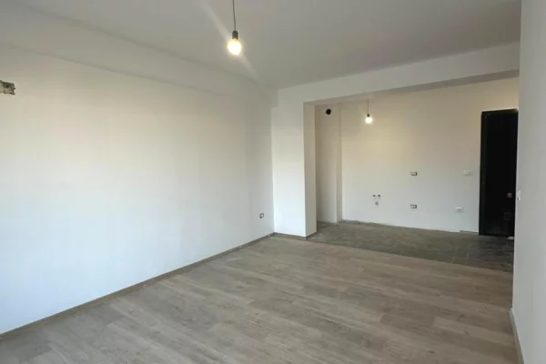 Shtepi ne shitje Apartament ne Tirane, 2+1, Mobilimi Bosh, pa mobiluar, Pagesa 183,000  Euro.