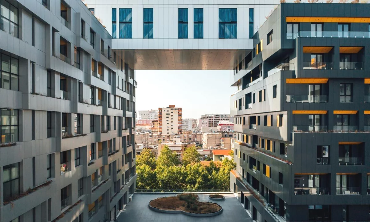 AMBIENT BIZNESI NE SHITJE TE SQAURE 21 