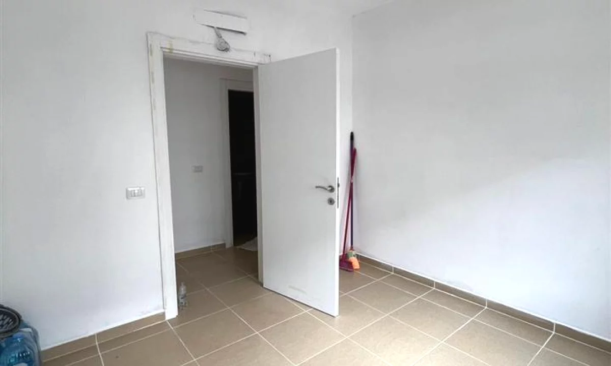Shtepi ne shitje Apartament ne Tirane, 2+1, Mobilimi Bosh, pa mobiluar, Pagesa 163,000  Euro.