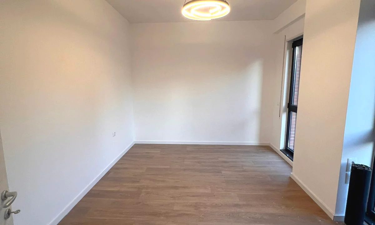 AMBIENT BIZNESI ME QIRA TE MYSLYM SHYRI . TIRANE 