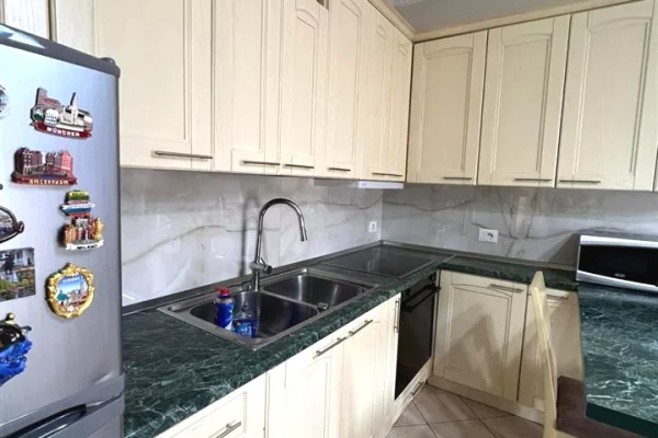 Shtepi me qera Apartament ne Tirane, 2+1, Mobilimi E mobiluar, Pagesa 700  Euro.