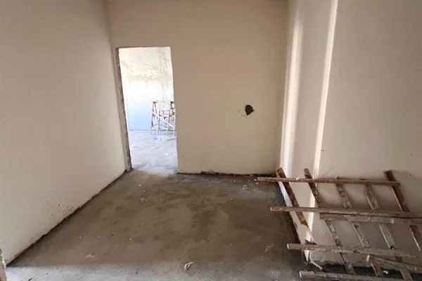 Shtepi ne shitje Apartament ne Tirane, 2+1, Mobilimi Bosh, pa mobiluar, Pagesa 198,000  Euro.