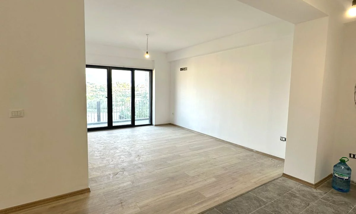 Shtepi ne shitje Apartament ne Tirane, 2+1, Mobilimi Bosh, pa mobiluar, Pagesa 180,000  Euro.
