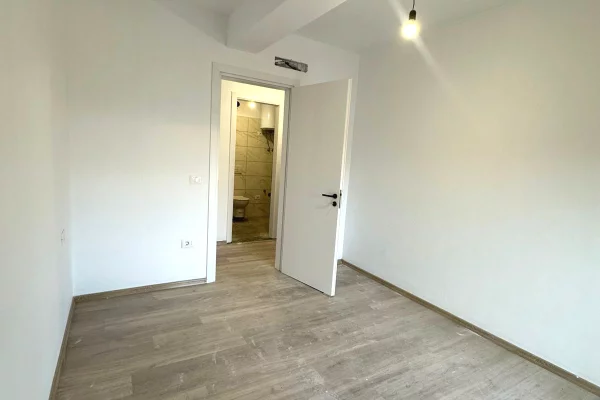 Shtepi ne shitje Apartament ne Tirane, 2+1, Mobilimi Bosh, pa mobiluar, Pagesa 180,000  Euro.