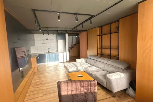 Duplex (casa a 2 piani) in vendita a Tirana 2+1, Arredato