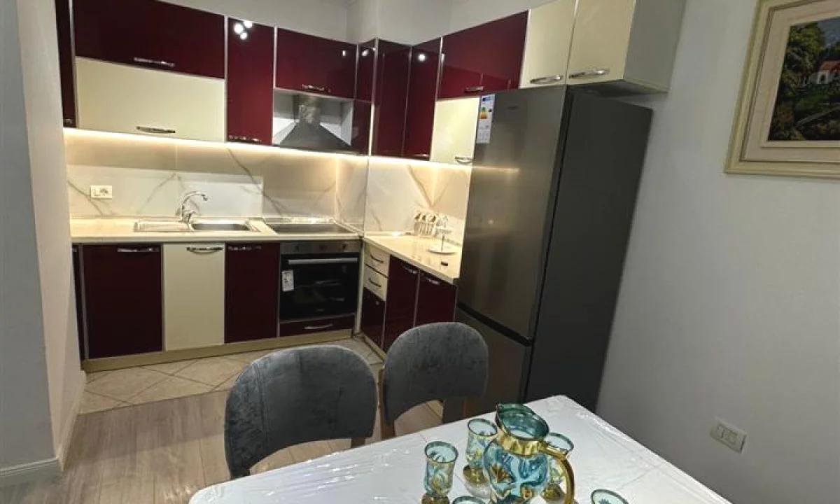 Appartamento in vendita a Tirana 1+1, Arredato