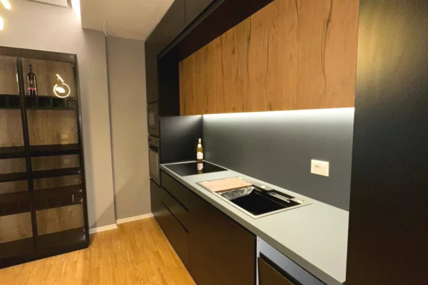 APARTAMENT ME QIRA 2+1  PRANE QENDRES 