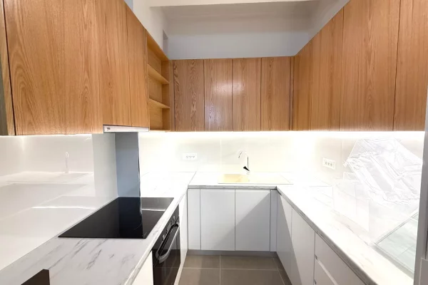APARTAMENT KOMOD ME QIRA 2+1+VERANDE TE LIQENI THATE 
