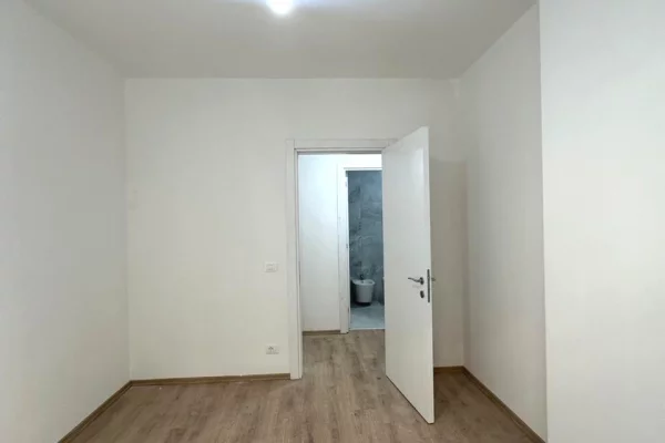 Shtepi ne shitje Apartament ne Tirane, 2+1, Mobilimi Bosh, pa mobiluar, Pagesa 104,500  Euro.