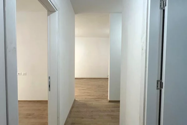 Shtepi ne shitje Apartament ne Tirane, 2+1, Mobilimi Bosh, pa mobiluar, Pagesa 104,500  Euro.