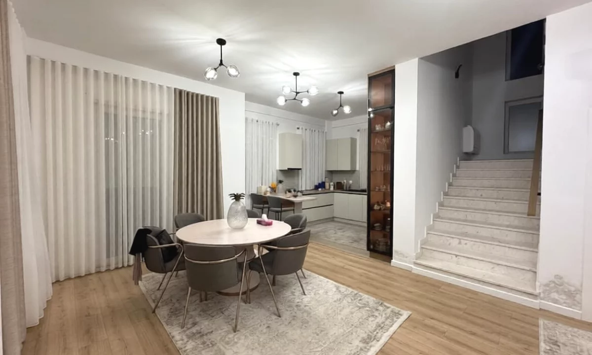 Villa di lusso in affitto a Tirana 4+1, Arredato