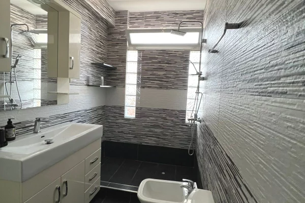 Shtepi me qera Apartament ne Tirane, 2+1, Mobilimi E mobiluar, Pagesa 600  Dollar.