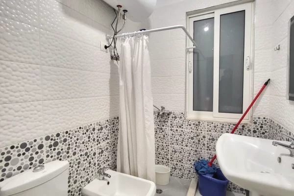 Shtepi me qera Apartament ne Tirane, 2+1, Mobilimi E mobiluar, Pagesa 599  Euro.