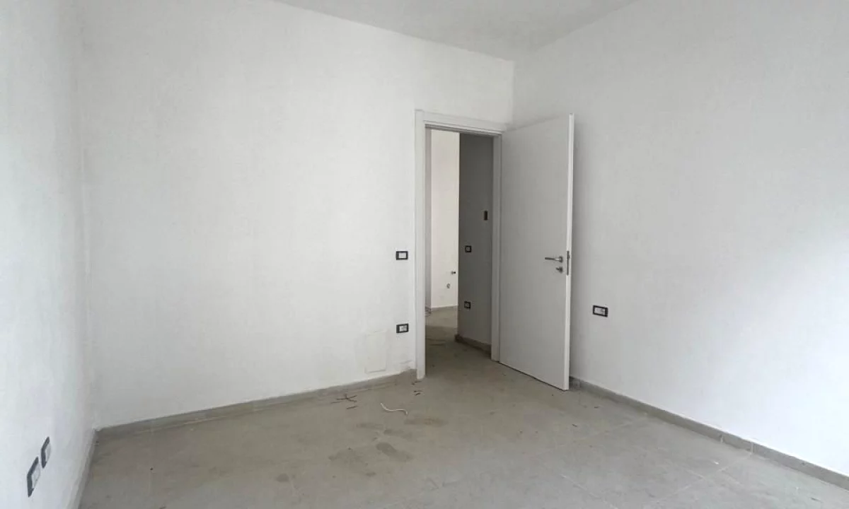 Shtepi ne shitje Apartament ne Tirane, 1+1, Mobilimi Bosh, pa mobiluar, Pagesa 67,000  Euro.