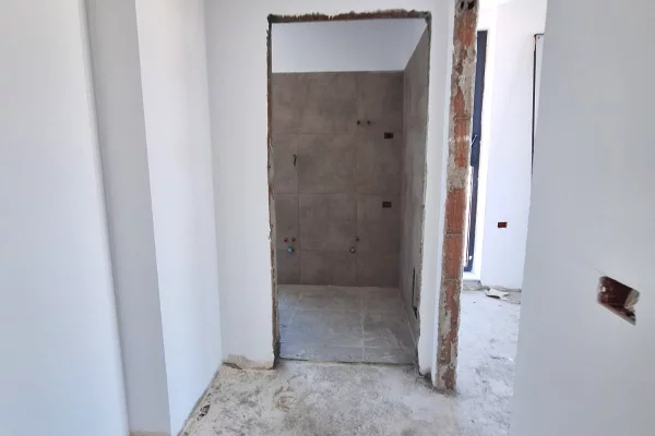 Shtepi ne shitje Apartament ne Tirane, 1+1, Mobilimi Bosh, pa mobiluar, Pagesa 120,000  Euro.