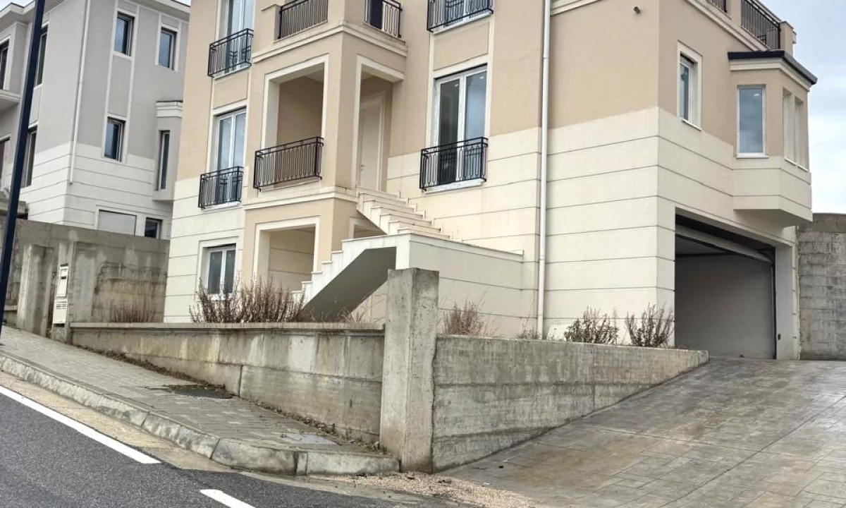 Luxury villas for sale in Tirana 4+1, Emty