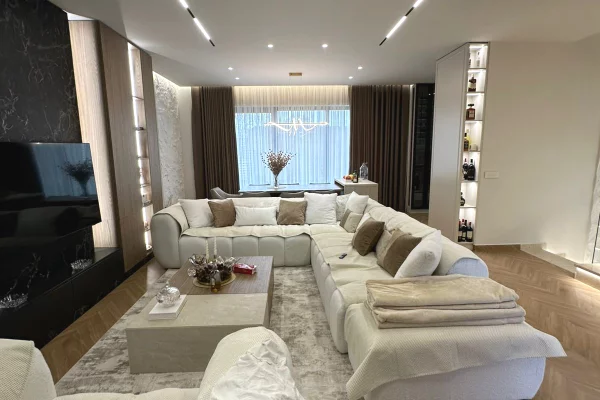 Shtepi me qera Vila Luksoze ne Tirane, 4+1, Mobilimi E mobiluar, Pagesa 3,800  Euro.