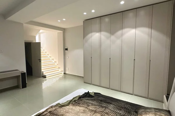 Shtepi me qera Vila Luksoze ne Tirane, 4+1, Mobilimi E mobiluar, Pagesa 3,800  Euro.