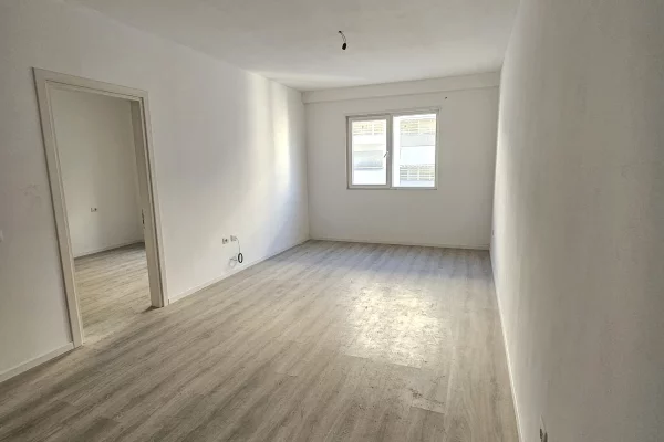 Shtepi ne shitje Apartament ne Tirane, 1+1, Mobilimi Bosh, pa mobiluar, Pagesa 126,000  Euro.