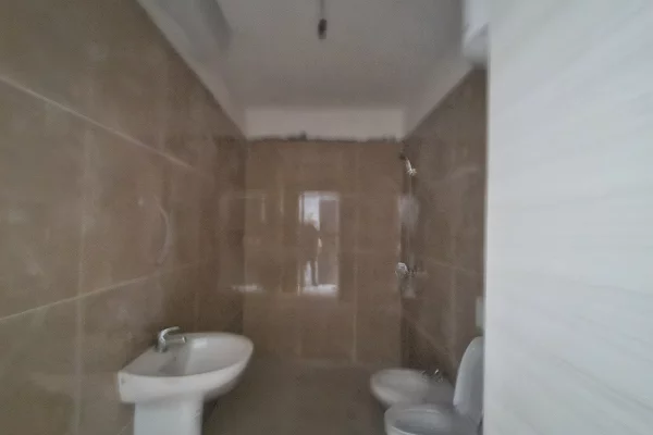 Shtepi ne shitje Apartament ne Tirane, 1+1, Mobilimi Bosh, pa mobiluar, Pagesa 126,000  Euro.