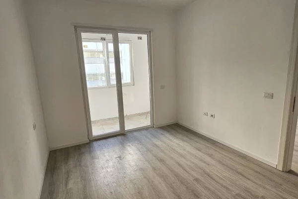 Shtepi ne shitje Apartament ne Tirane, 1+1, Mobilimi Bosh, pa mobiluar, Pagesa 126,000  Euro.
