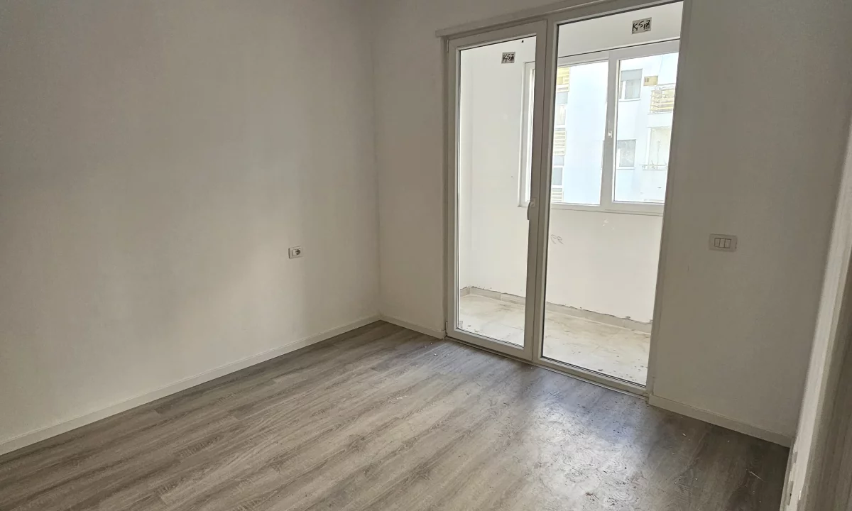 Shtepi ne shitje Apartament ne Tirane, 1+1, Mobilimi Bosh, pa mobiluar, Pagesa 126,000  Euro.