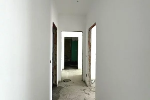 Shtepi ne shitje Apartament ne Tirane, 1+1, Mobilimi Bosh, pa mobiluar, Pagesa 174,999  Euro.