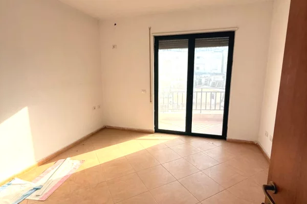Shtepi ne shitje Apartament ne Tirane, 2+1, Mobilimi Bosh, pa mobiluar, Pagesa 250,000  Euro.